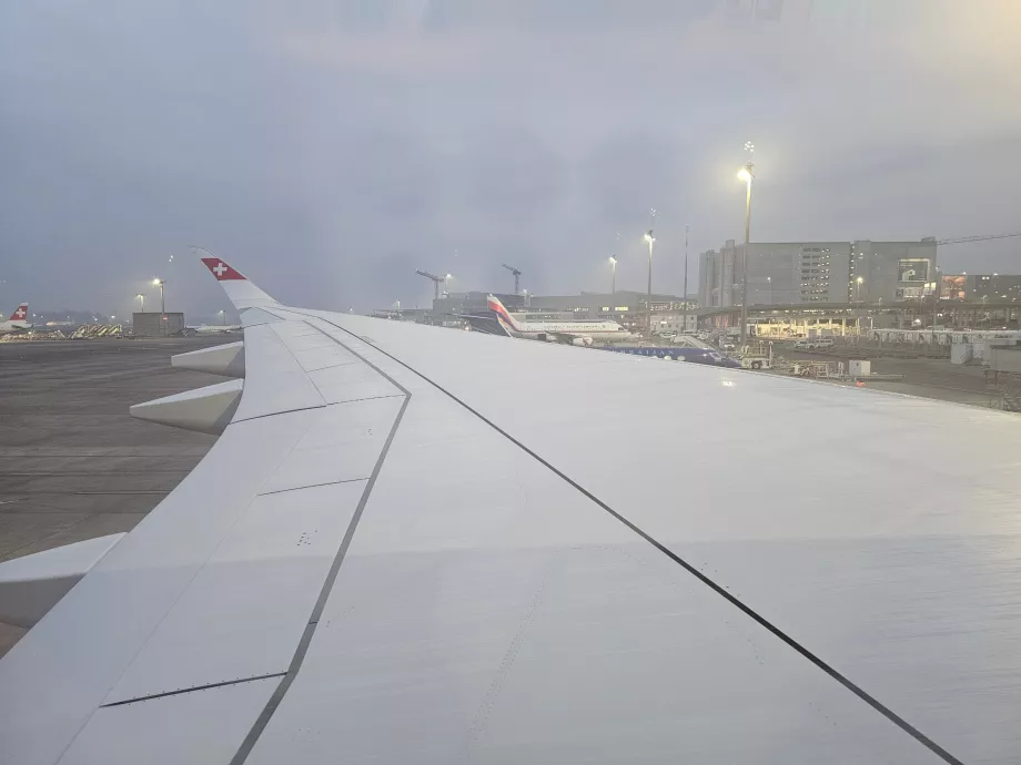 Blick aus dem Fenster auf den Flügel in der Premium-Economy-Kabine