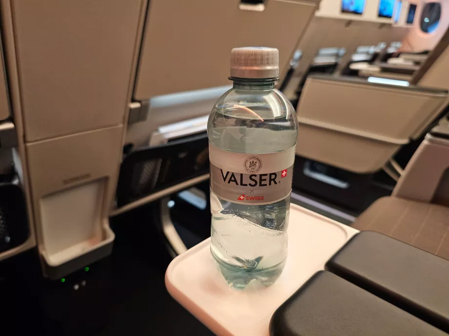 Kostenloses Wasser (Service wie in der normalen Economy Class)
