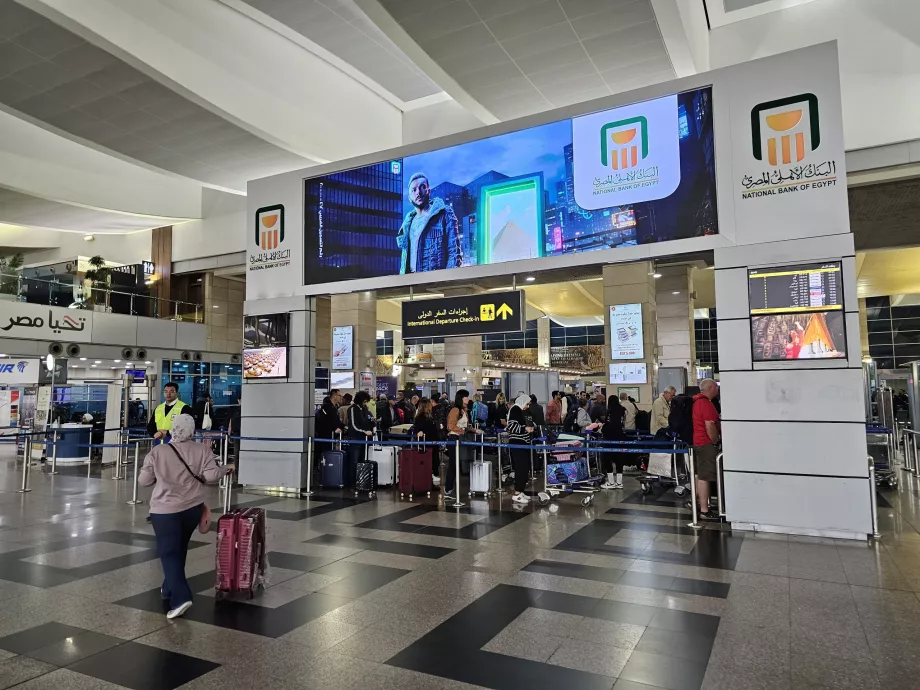 Sicherheitskontrolle vor Betreten des Terminals