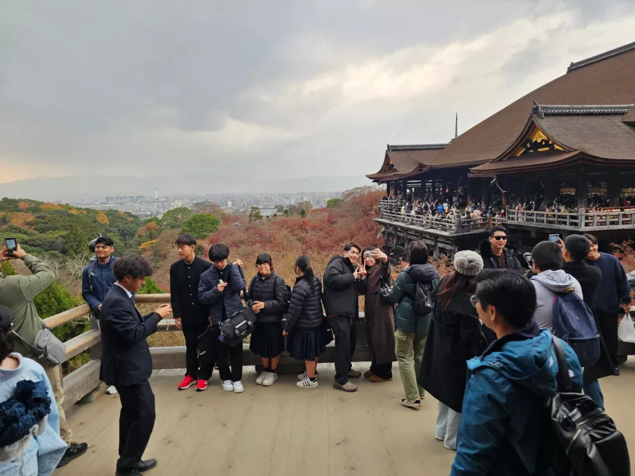 Kiyomizu-dera, ein Aussichtspunkt mit Menschenmassen