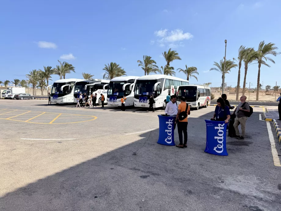 Busse vom Flughafen zu den Hotelressorts