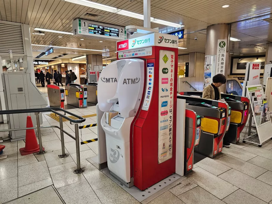 Geldautomat in der U-Bahn-Station
