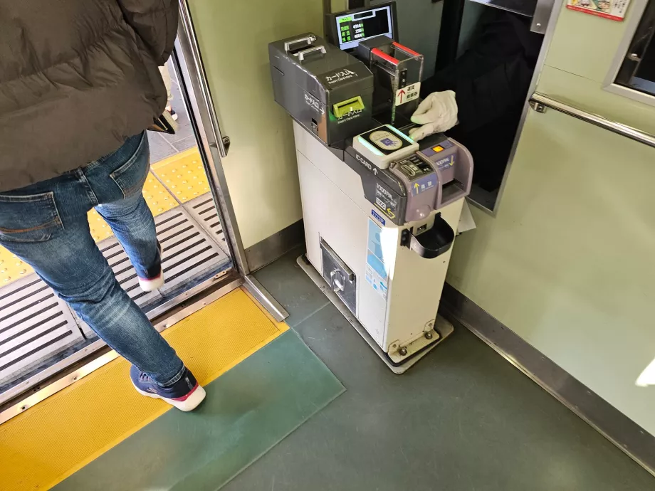 Bezahlen des Fahrpreises beim Aussteigen aus der Straßenbahn