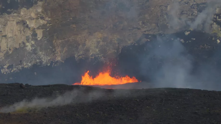 Detail der blubbernden Lava vom Aussichtspunkt aus