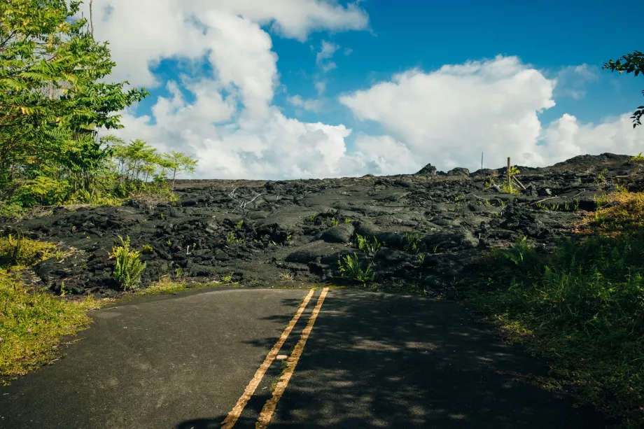 Lava auf der anderen Straßenseite