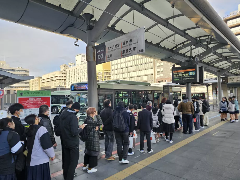 Warteschlange für den Stadtbus