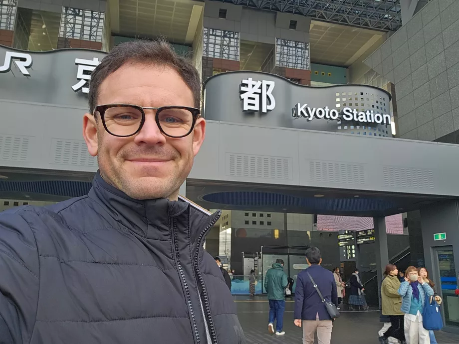 Ich vor dem Bahnhof von Kyoto