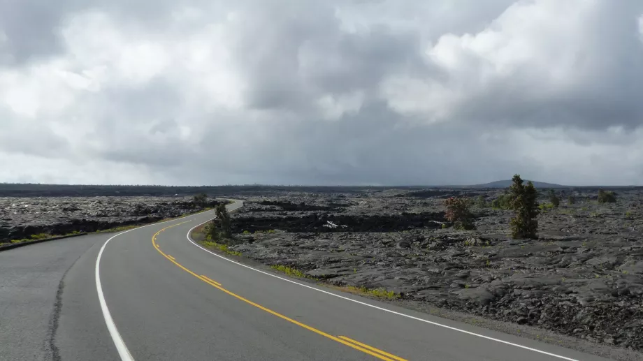 Straße durch Lavafelder