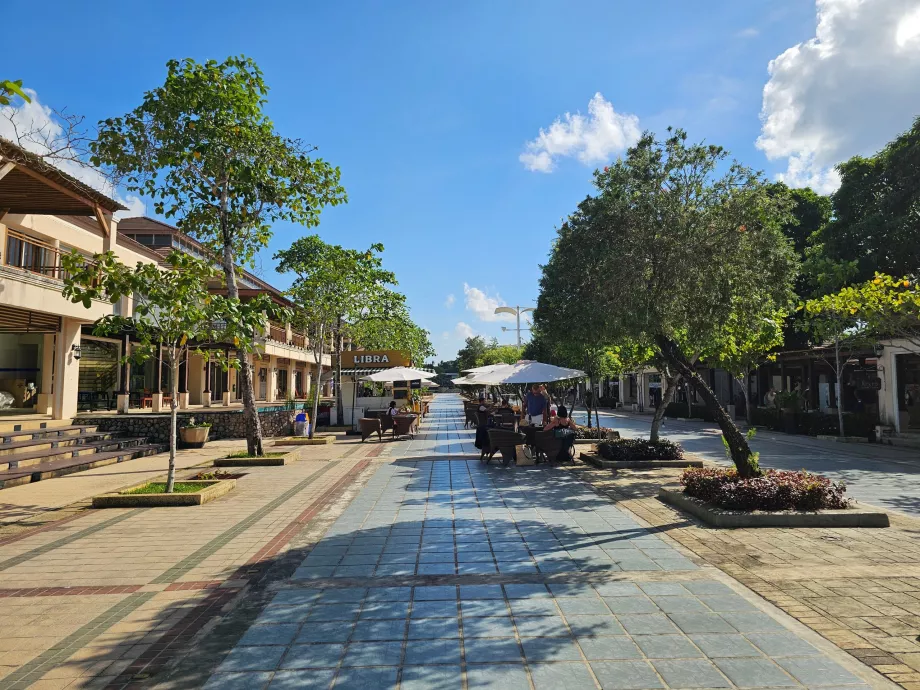 Einkaufsstraße zwischen Abflug- und Ankunftshalle, öffentlicher Teil
