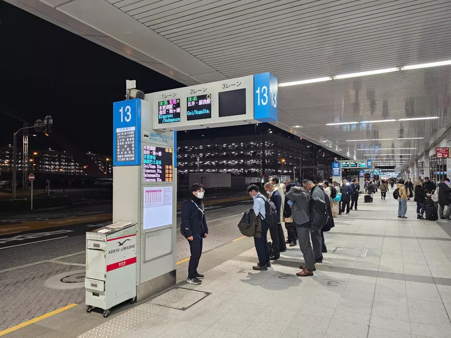 Bushaltestellen vor dem Terminal 1