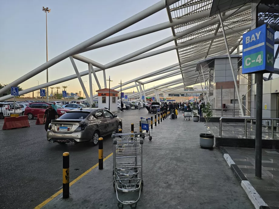 Uber-Abholstelle vor den Terminals 2 und 3