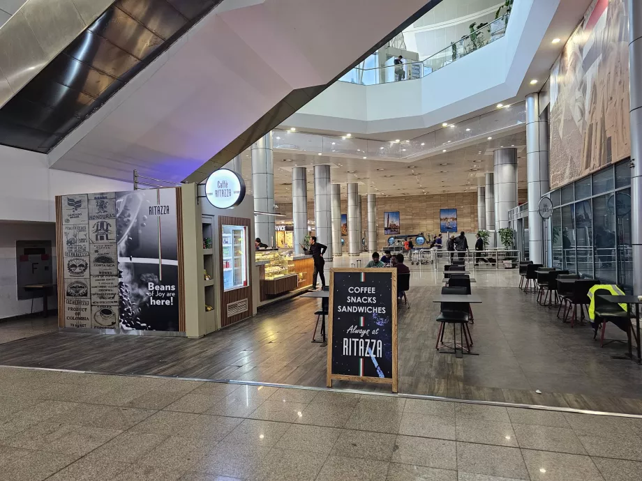 Café im öffentlichen Bereich des Terminals 3, Ankünfte