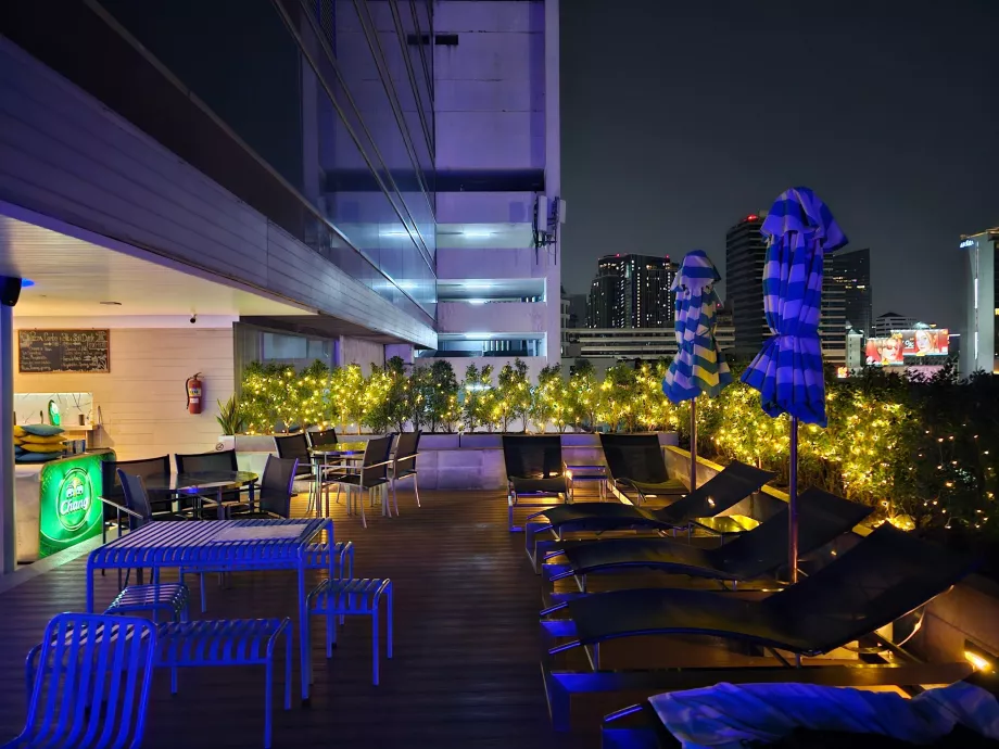 Poolterrasse im Dunkeln