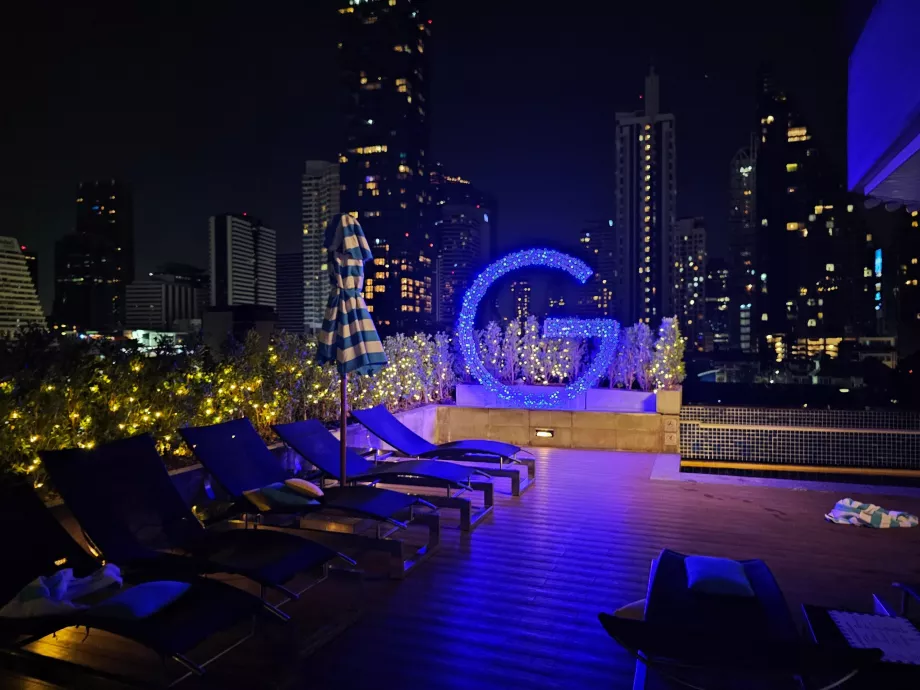 Poolterrasse im Dunkeln