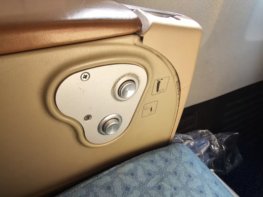 Bedienelemente für Sitz und Fußstütze