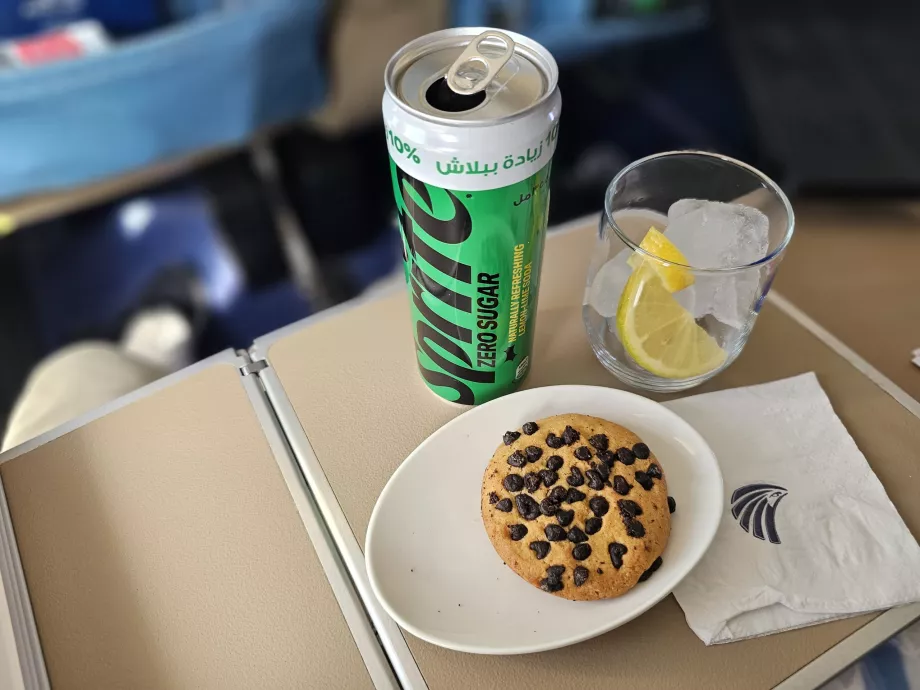 Erster Imbiss unmittelbar nach dem Abflug