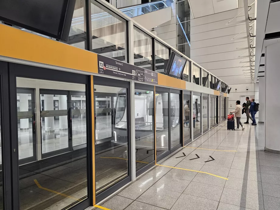 Automatischer Zug vom Satellitenterminal zum Hauptterminal 2