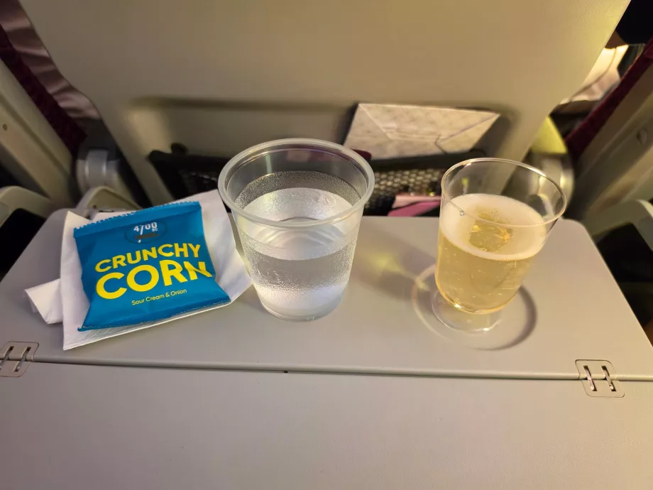 Erste Erfrischungen: Mais, Wasser und Sekt