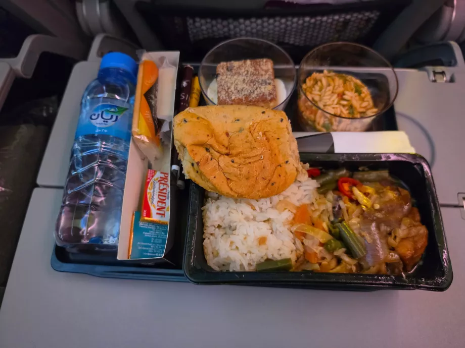 Abendessen auf dem Flug PRG-DOH