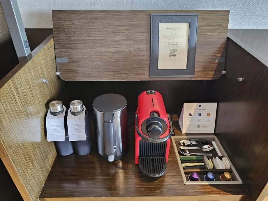 Kostenlose Kaffeemaschine und Wasser