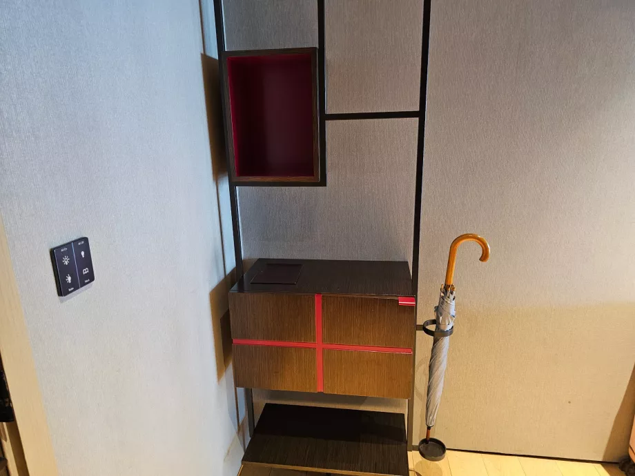 Ablagefächer und Regenschirm