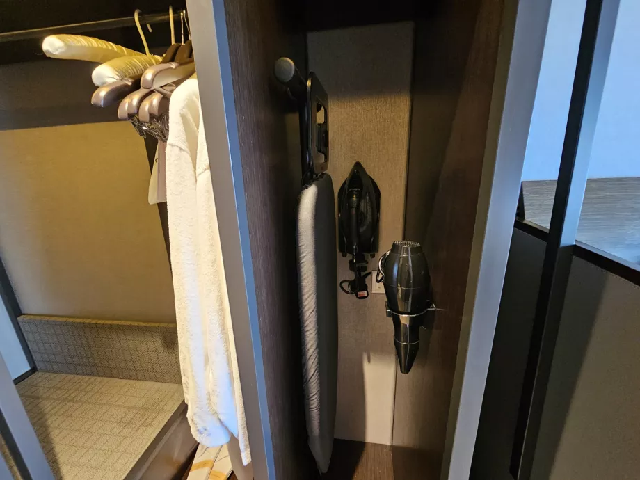 Bügelbrett und Haartrockner