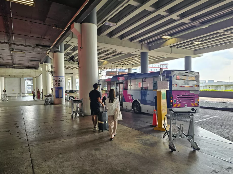 Shuttle-Bus-Haltestelle am Terminal 2