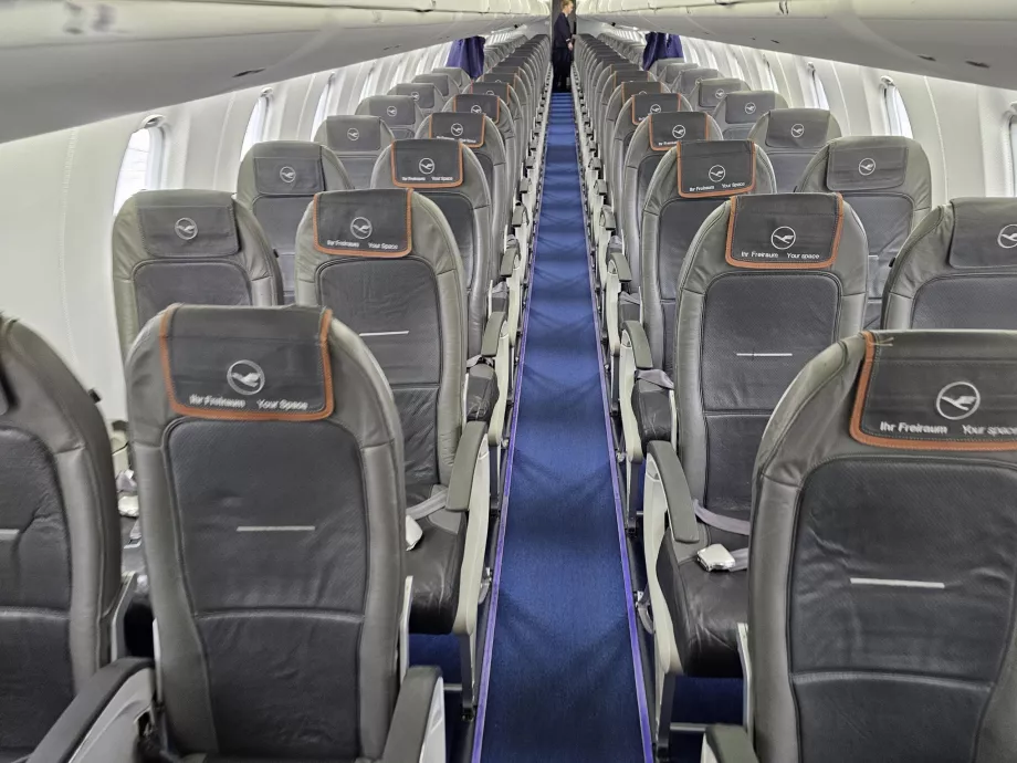 Business Class-Kabine, Economy Class-Kabine im Hintergrund