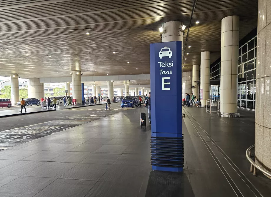 Taxi, Standplatz vor dem Terminal 1