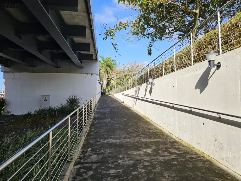 Der Weg zur Bushaltestelle