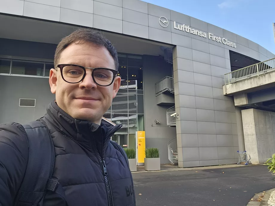 Ich vor dem First Class Terminal
