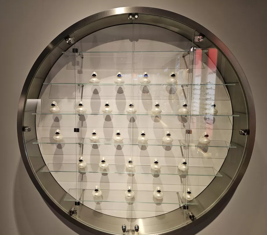 Vitrine mit Sammler-Enten