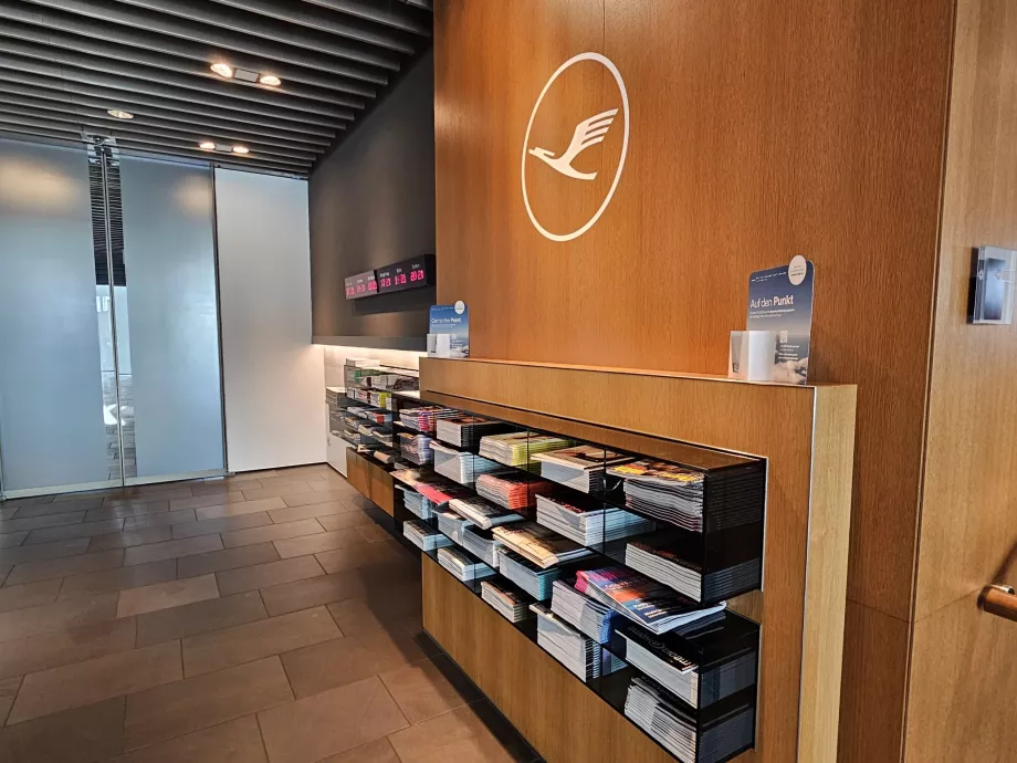 Lufthansa-Logo am Eingang der Lounge