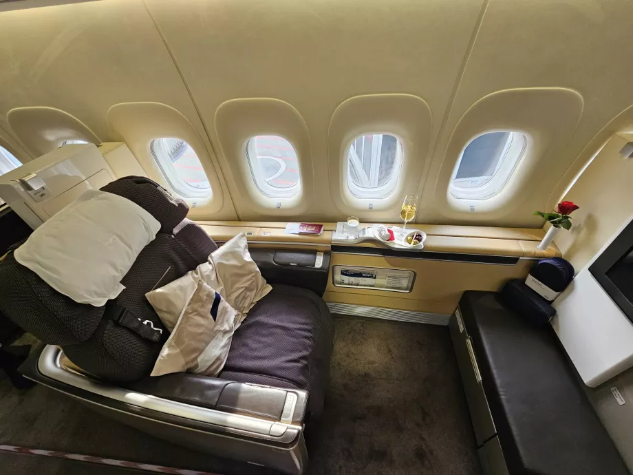 Erste Klasse Sitz mit 2 Kissen