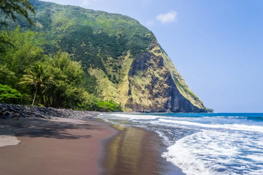 Schwarzer Sandstrand in Waipio
