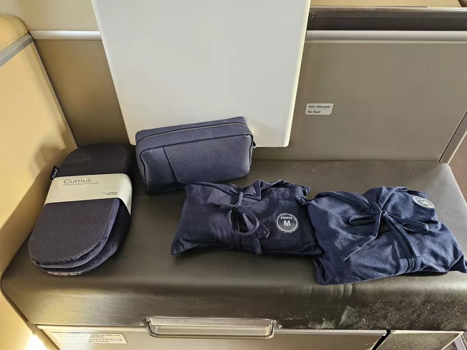Amenity-Kit, Hausschuhe und Schlafanzug