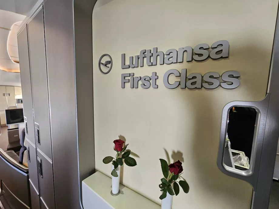 "Lufthansa First Class"-Schild