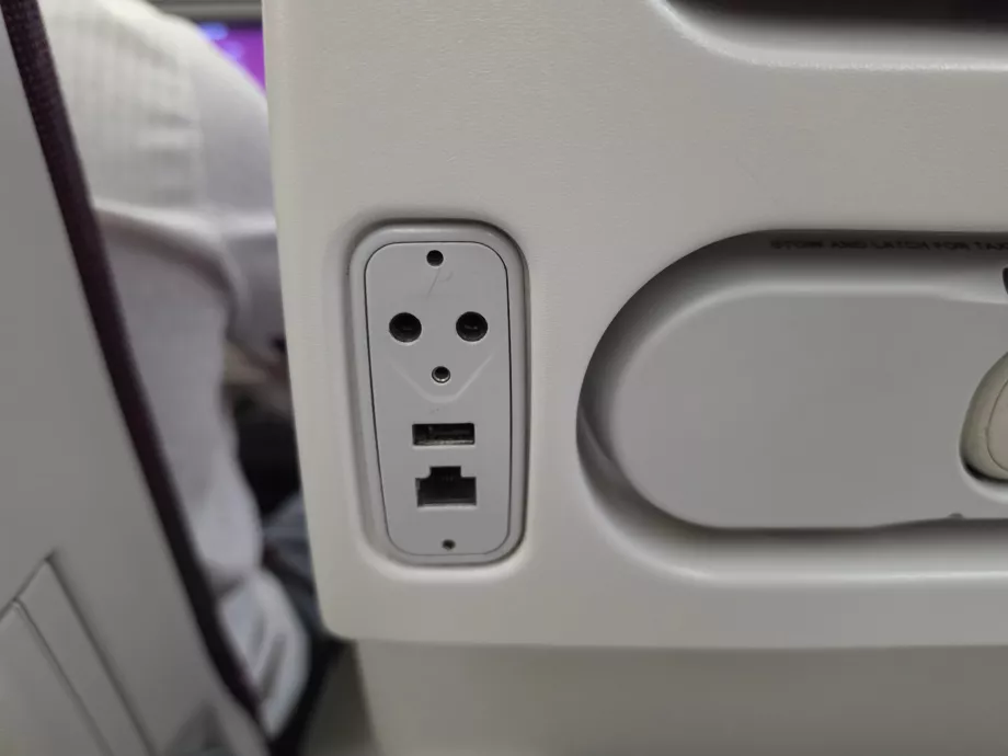 USB-A-Anschluss und Ethernet-Kabelanschluss