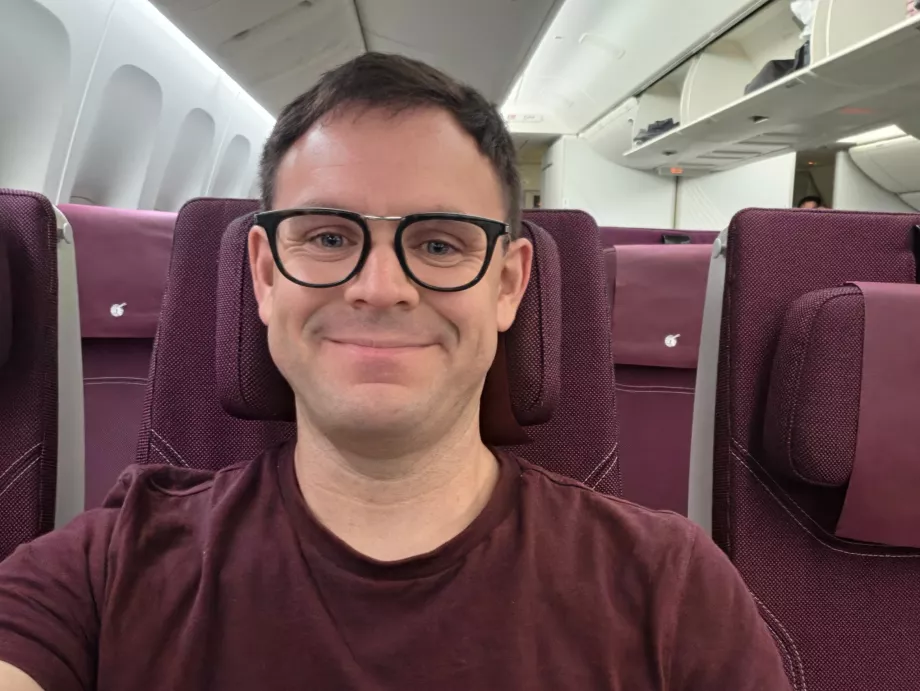 Ich bei Qatar Airways (mein T-Shirt passt farblich perfekt zur Kabine!)