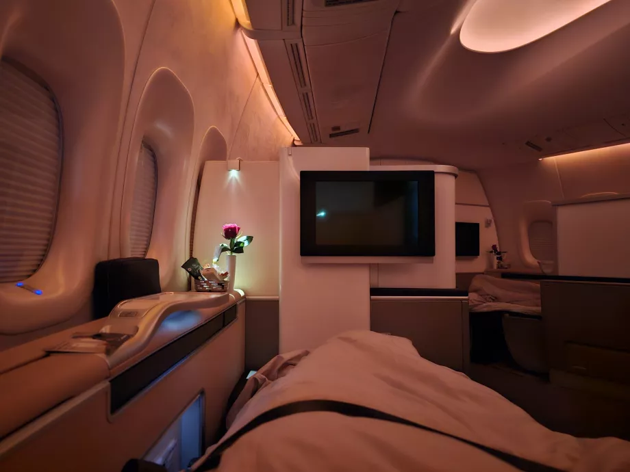 Ausklappbares Bett in der ersten Klasse
