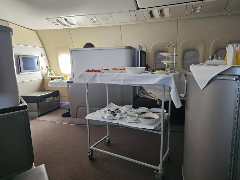 Der Frühstückstisch und die Bedienung direkt neben meinem Platz