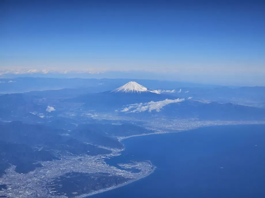 Blick auf den Berg Fuji beim Anflug auf den Flughafen Haneda (Flug FRA-HND)