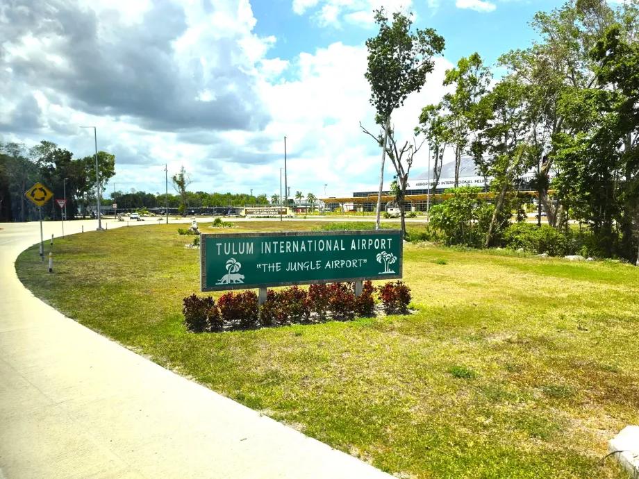 Eingang zum Flughafen Tulum