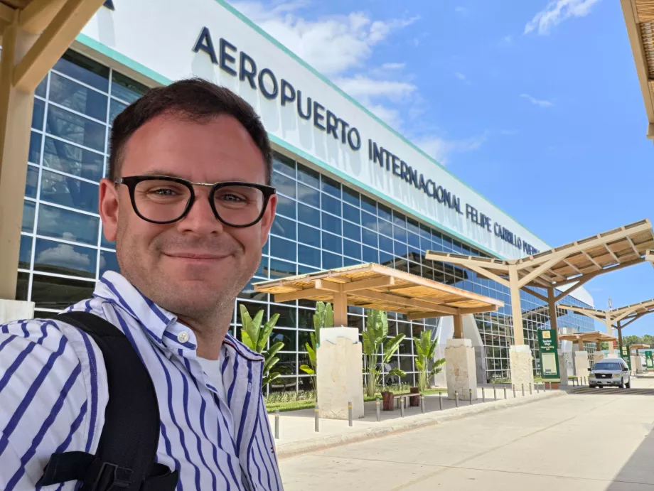 Ich vor dem Terminal des Flughafens von Tulum