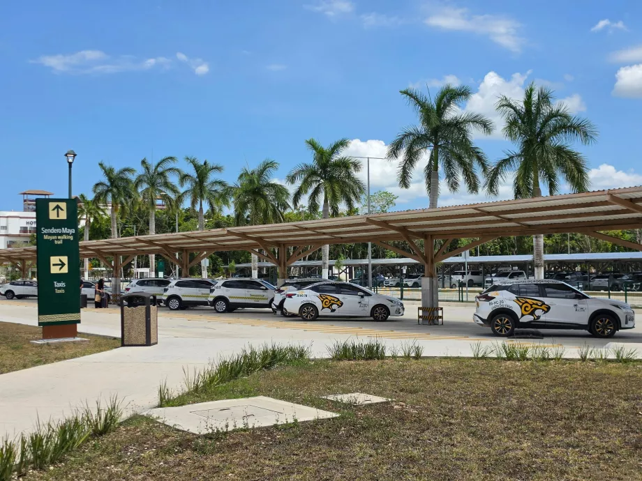 Taxistand (Ausgang links von der Ankunftshalle)