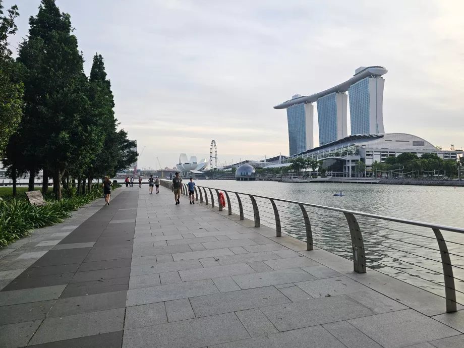 Promenade entlang der Marina Bay
