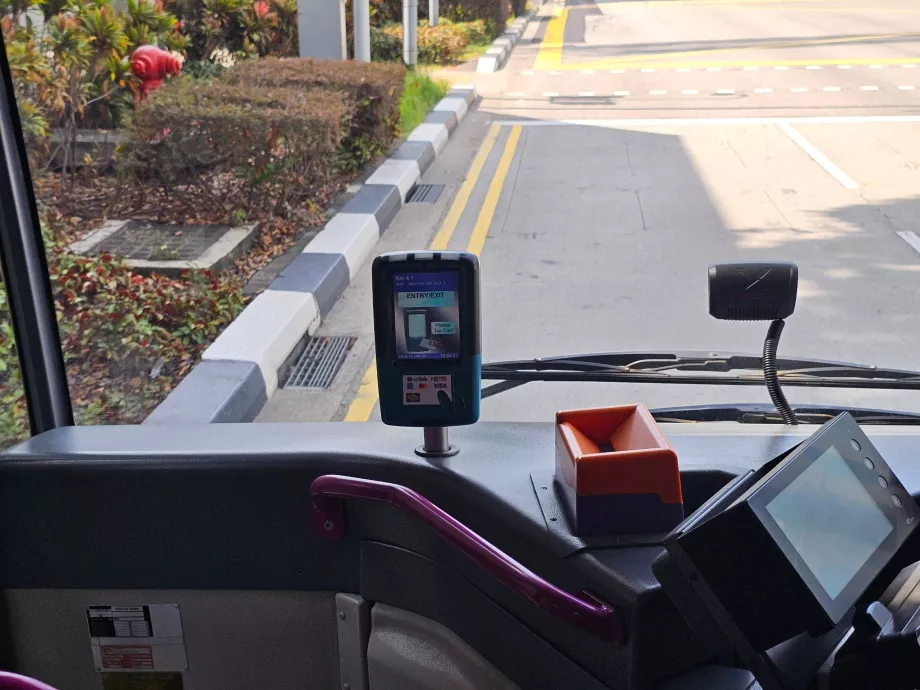 Zahlung mit Karte im Bus