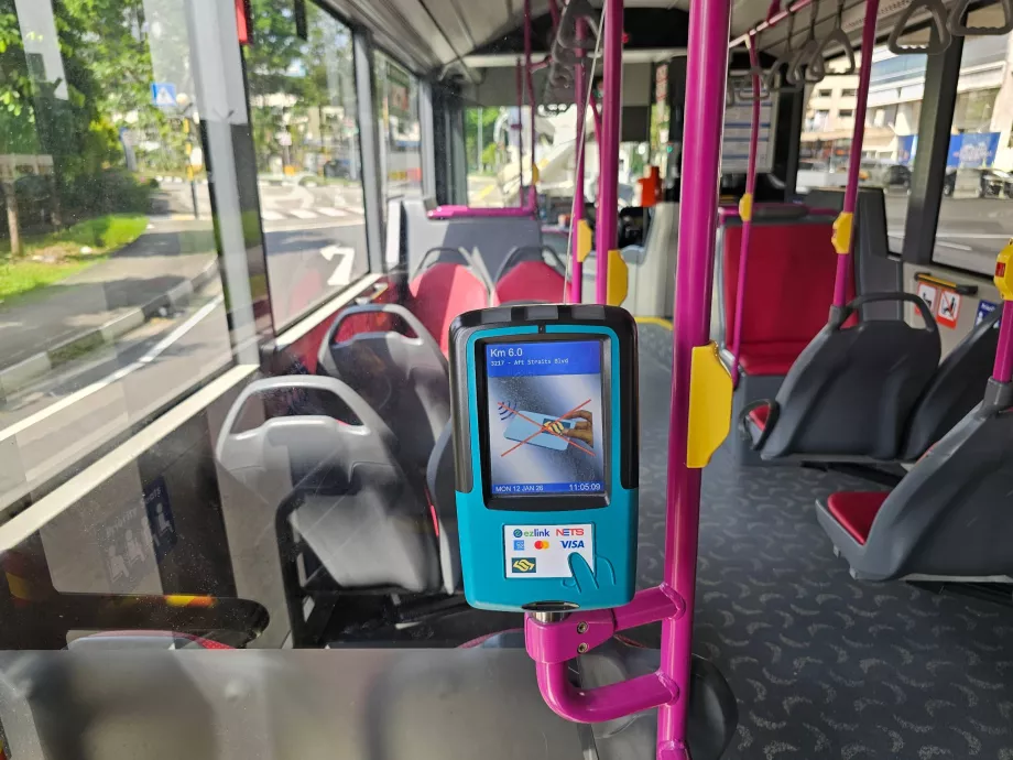 Zahlung mit Karte im Bus
