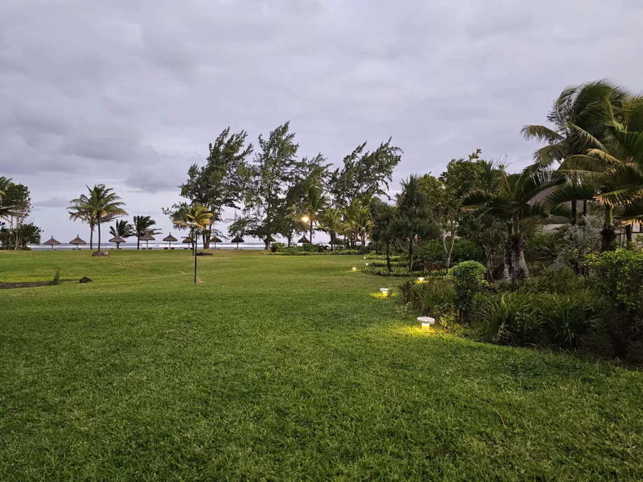 Parken zwischen den Zimmern und dem Strand