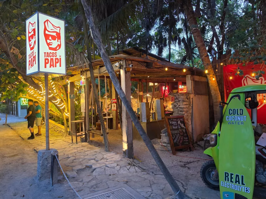 Tacos auf der Hauptstraße in Tulum